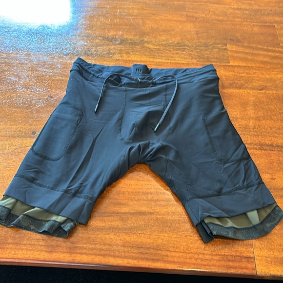 Lululemon Mens large 9” inseam lined shorts olive and black - Picture 13 of 13